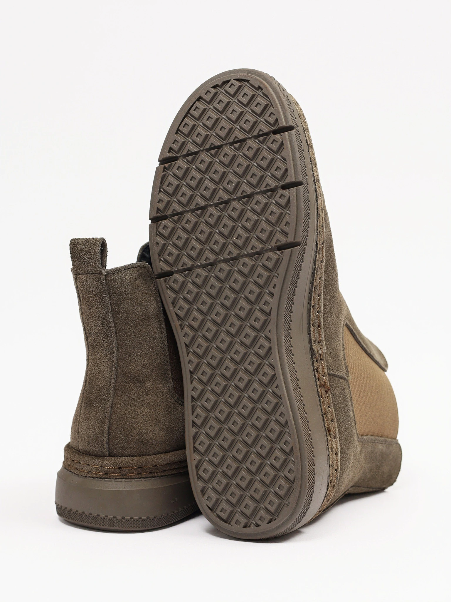 Ботинки-челси цвета хаки из натуральной замши на низкой подошве